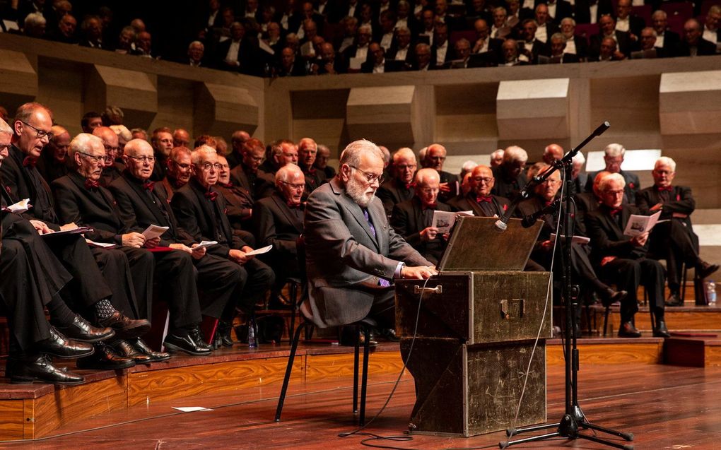 Samenzang bij het orgeltje van Johannes de Heer (1866-1961) in 2019 tijdens een concert in de Grote Zaal van de Rotterdamse Doelen. beeld Helene van Domburg