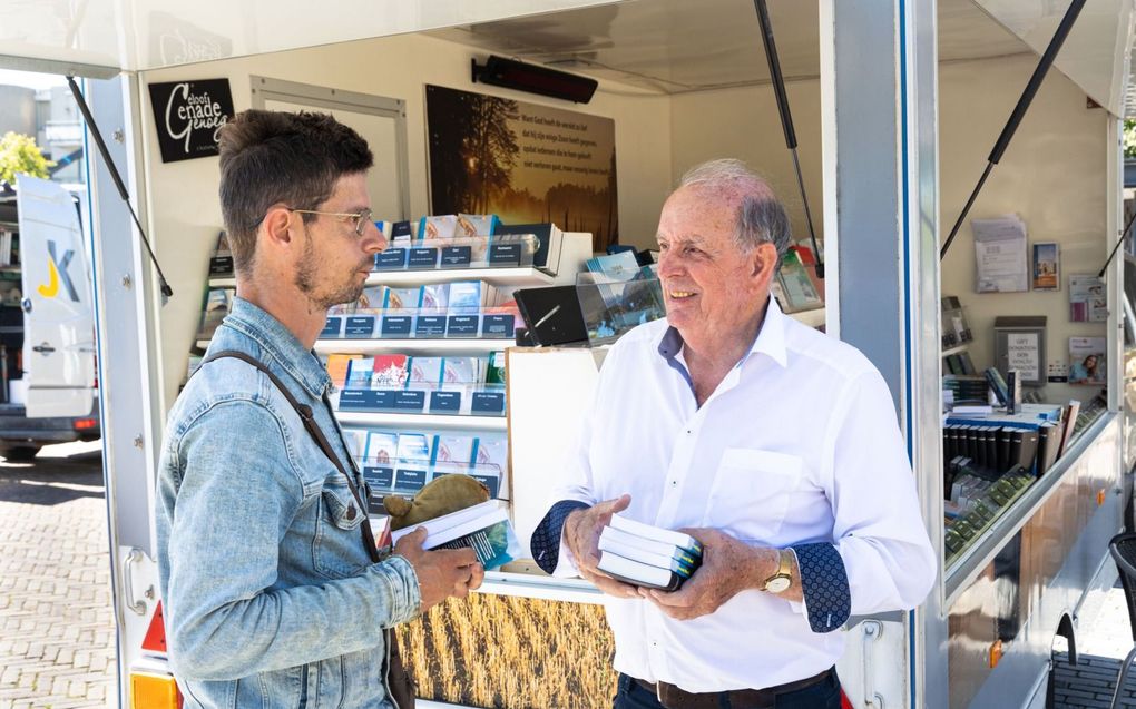 Evangelist Piet Pols in gesprek bij zijn kraam in het centrum van Uden. beeld RD, Anton Dommerholt