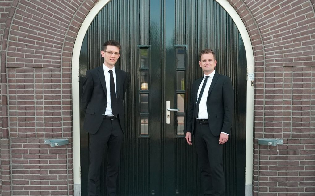 Ouderling Bart Bolier (r.) en ouderling Reinier van Klinken zijn liefhebbers van het werk van ds. G.H. Kersten. Voor een serie video’s gaan de ambtsdragers van GGiN en GG met elkaar in gesprek over het leven en werk van ds. Kersten. beeld RD