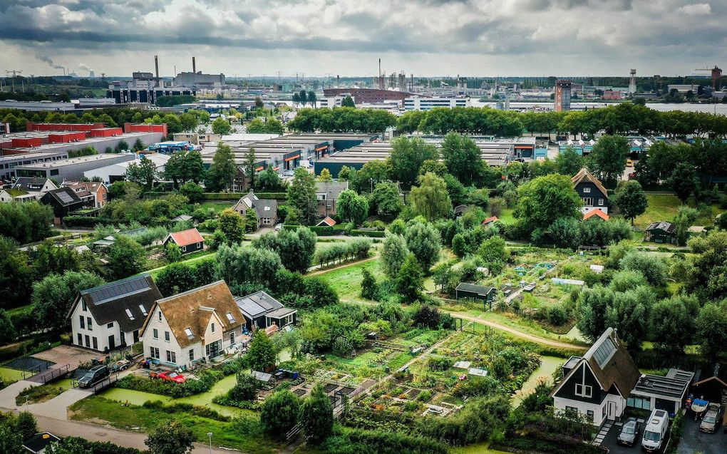 Dronefoto van een moestuinencomplex in de omgeving van chemiefabriek Chemours. beeld ANP