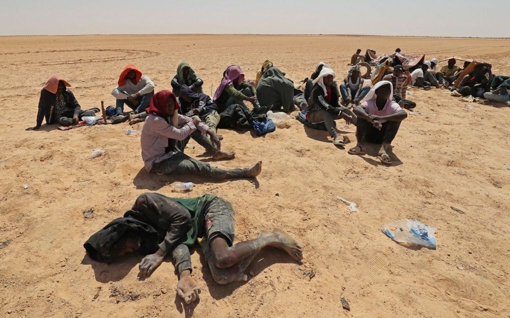 Afrikaanse vluchtelingen in de woestijn van Tunesië. Veiligheidstroepen sturen migranten, zonder eten, water en beschutmiddelen tegen de felle zon, de woestijn in richting Libië en Algerije. Kritiek op de in juli tussen de EU en Tunesië gesloten migratiedeal neemt toe. beeld AFP, Mahmud Turkia