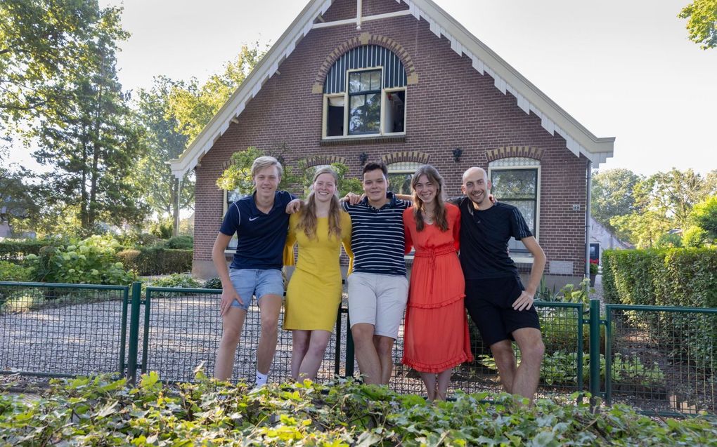 Bewoners van de Boerdery: Roelof van Beijnum, Jennette van de Kieft, Kees Struijk, Helene Nieuwenhuis en Izak van den Bosch (v.l.n.r.). beeld Erik Kottier