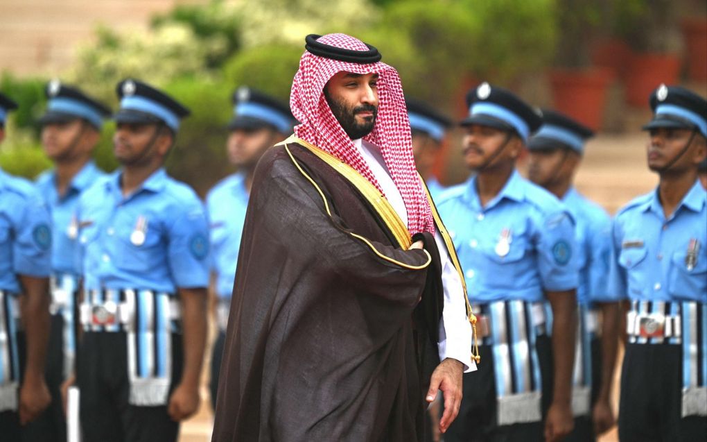 De Saudische kroonprins Mohammed bin Salman inspecteerde maandagochtend op de dag na de G20-top een erewacht tijdens een ceremoniële receptie in het presidentieel paleis in New Delhi. beeld AFP, Money Sharma