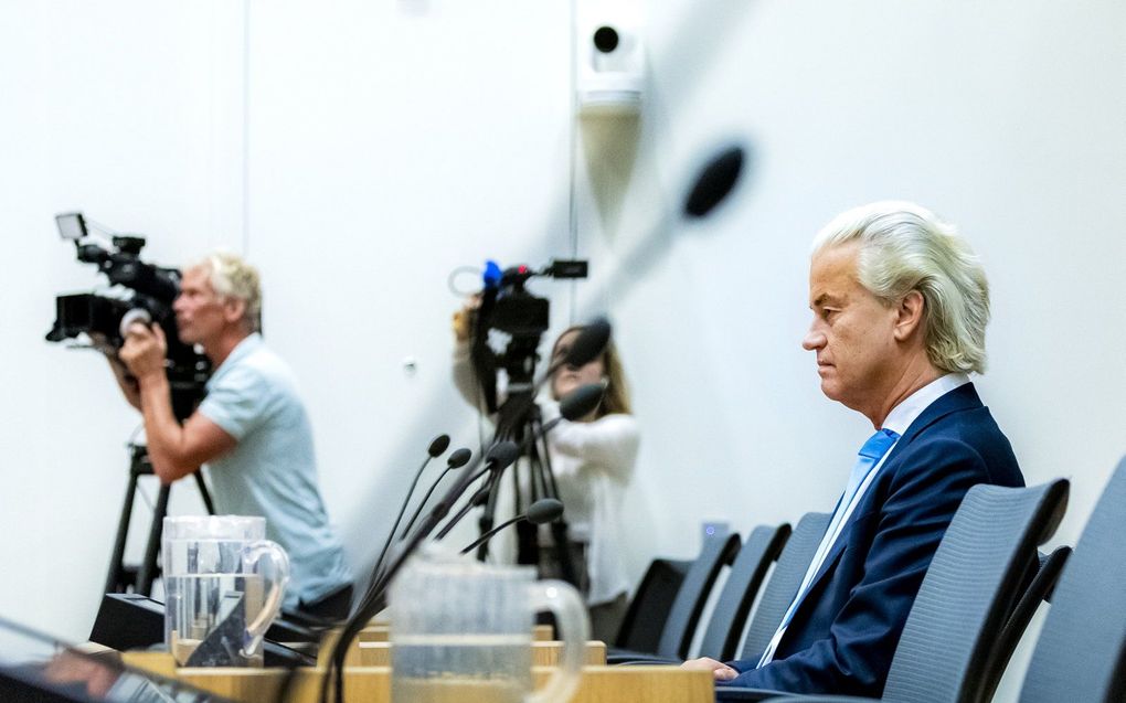 PVV-leider Geert Wilders woont een strafzaak bij op Justitieel Complex Schiphol tegen de Pakistaanse cricketspeler Khalid Latif. beeld ANP, REMKO DE WAAL