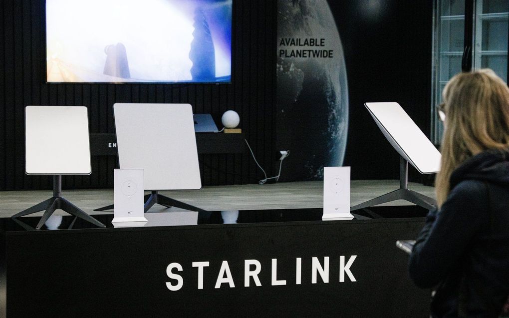 Een bezoeker kijkt naar de stand van Starlink tijdens de Internationale Funkausstellung in Berlijn (IFA). beeld EPA, Clemens Bilan