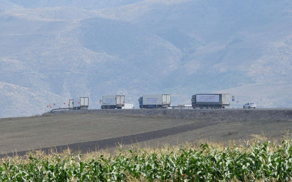 Vrachtwagens met Franse humanitaire hulp voor de door Armeniërs bevolkte afgescheiden regio Nagorno-Karabach rijden op 30 augustus 2023 richting de Lachin corridor, de enige landverbinding van Karabach met Armenië. beeld AFP, Karen MINASYAN