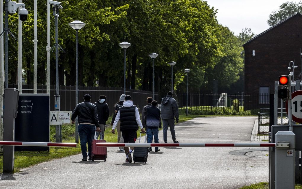 Asielzoekers arriveren bij het aanmeldcentrum. beeld ANP, VINCENT JANNINK