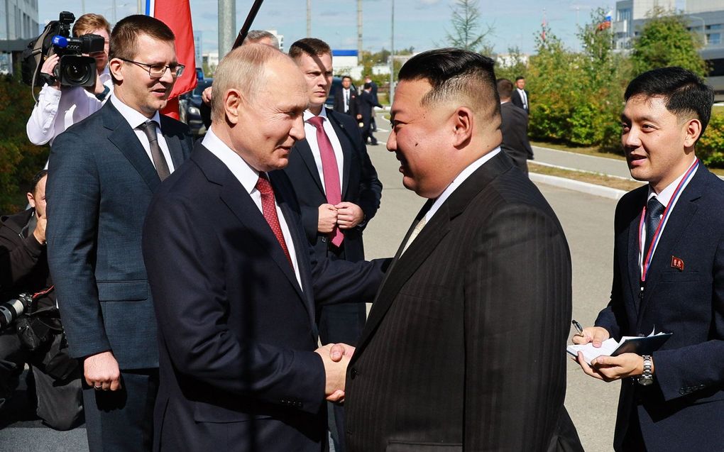 De Russische president Vladimir Poetin (l.) schudt de hand van de Noord-Koreaanse leider Kim Jong-un, woensdag. beeld AFP, Vladimir Smirnov