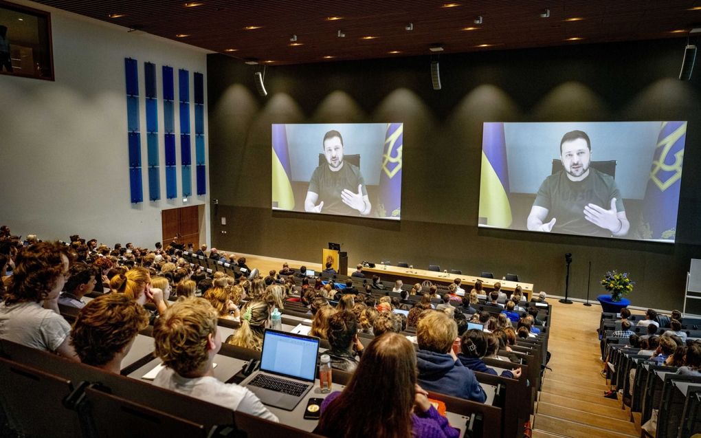 Zelensky op twee grote schermen voorin een collegezaal. beeld ANP, Robin Utrecht