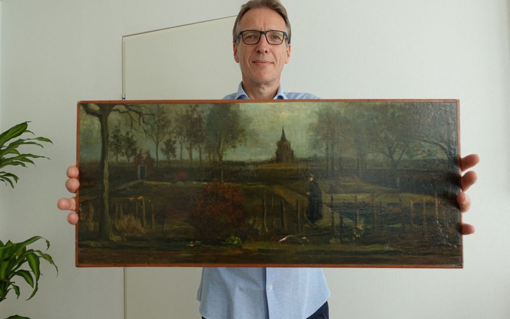 Kunstdetective Arthur Brand met het teruggevonden schilderij van Vincent van Gogh. beeld AFP, Arthur Brand