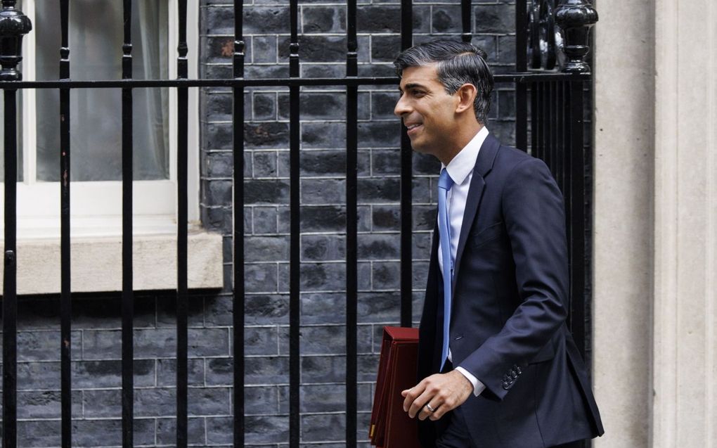 De Britse premier Rishi Sunak verlaat zijn officiële ambtswoning aan Downing Street in Londen.  beeld EPA, Tolga Akmen