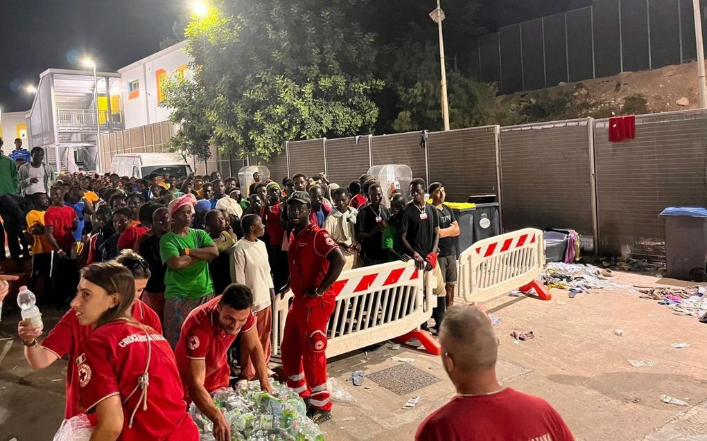 Op het Italiaanse eiland Lampedusa zijn deze week duizenden migranten uit Noord-Afrika aangekomen. Foto: migranten wachten op een maaltijd. beeld EPA, Concetta Rizzo