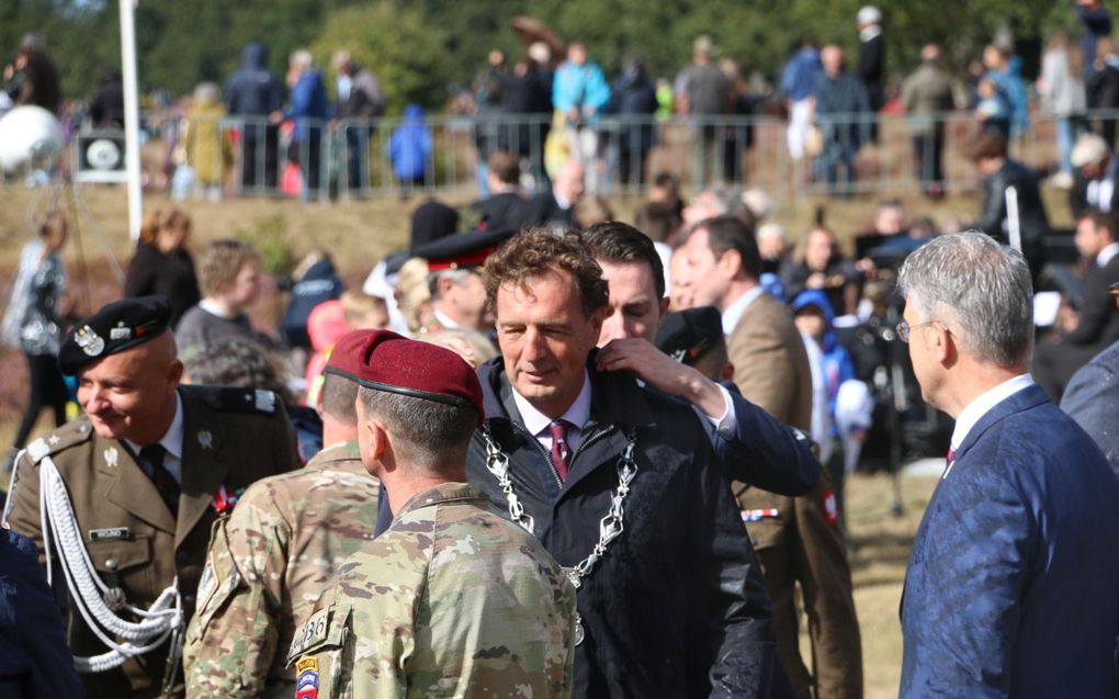 De burgemeester van Ede, René Verhulst, bij de Airborne luchtlandingen in 2022. beeld Riekelt Pasterkamp