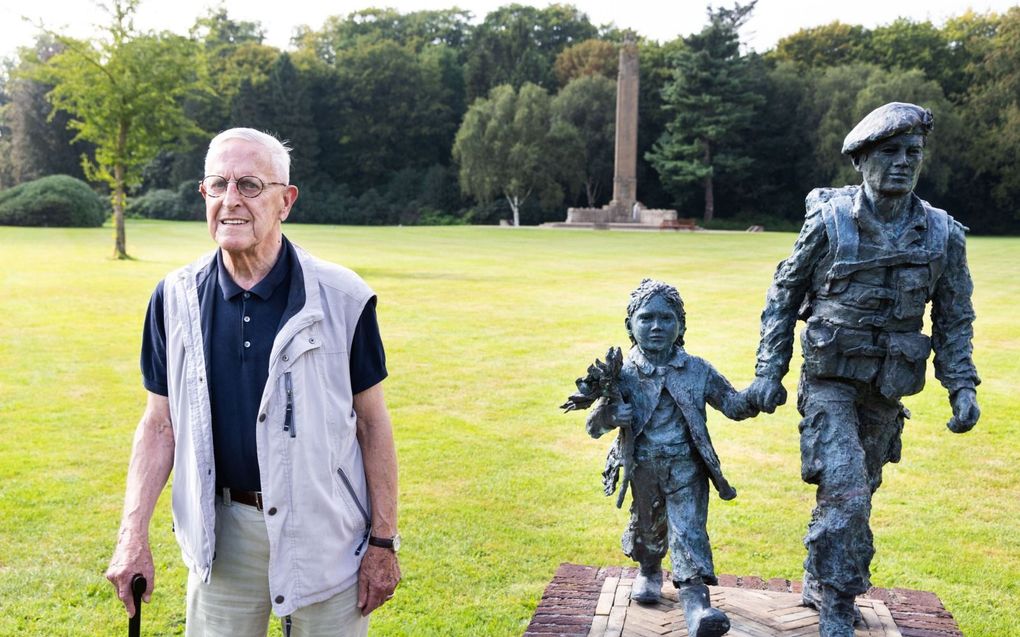 Gijsbert van der Lee bij het monument voor de Airborne Wandeltocht. beeld RD, Anton Dommerholt