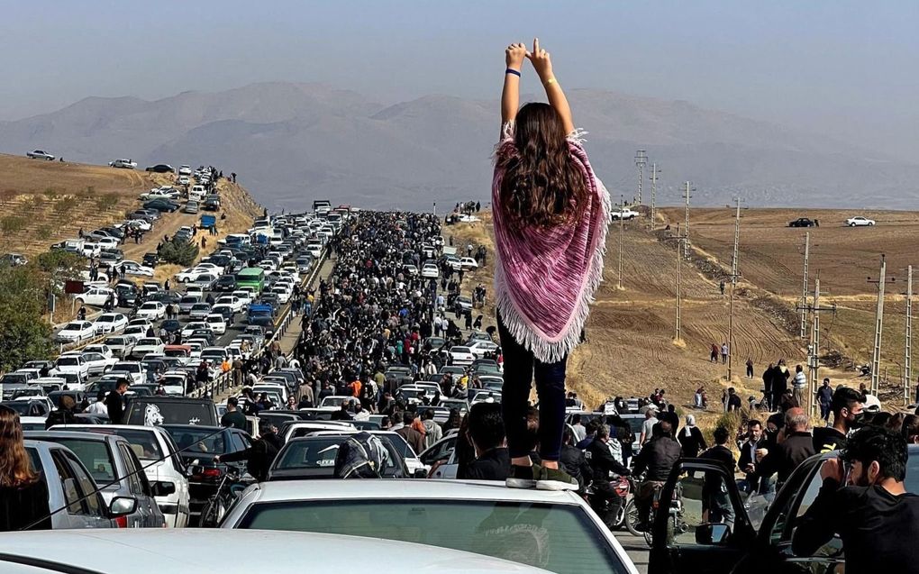 Duizenden Iraniërs begaven zich vorig jaar naar het graf van Mahsa Amini. beeld AFP