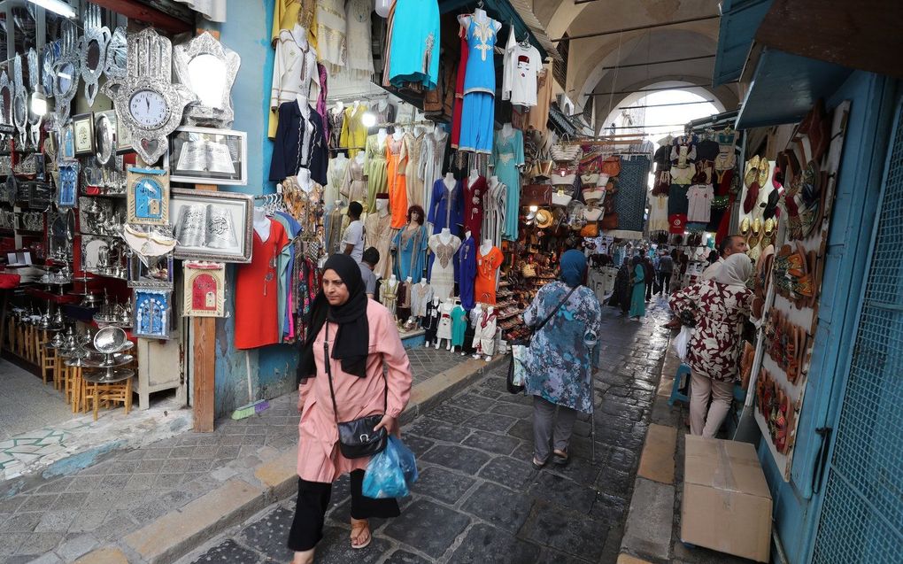 Straatbeeld in Tunis. Er blijven duizenden migranten uit Tunesië naar Europa komen. beeld EPA, Mohamed Messara