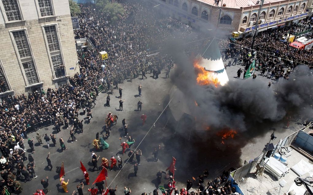 Tijdens Ashura wordt in Iran de martelaarsdood van Imam Hossein herdacht. Op veel plaatsen werden dit jaar echter de martelaren van het Iraanse regime herdacht. Foto: viering van Ashura in Teheran. beeld AFP