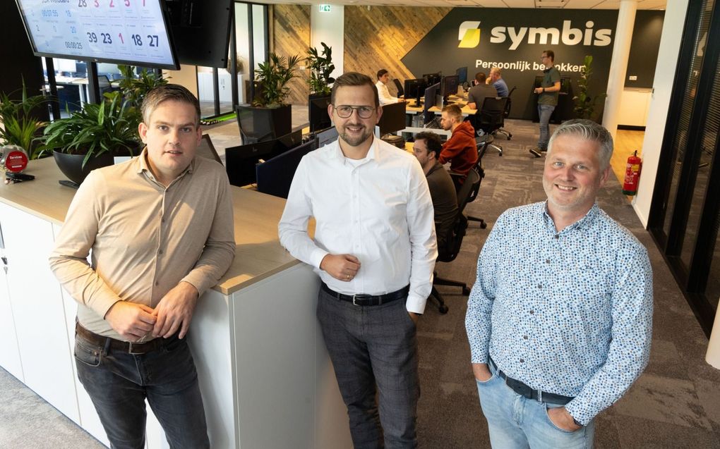 Salesmanager Jan Smit, directeur Marien Karels en marketeer Marco Krijgsman (v.l.n.r.) zien de vraag naar de diensten van Symbis toenemen. beeld RD, Anton Dommerholt