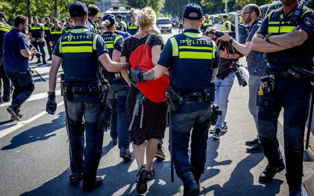 „We halen honderden politieagenten dag in dag uit naar Den Haag omdat Extinction Rebbelion de aorta van de stad, de A12, blokkeert.” beeld ANP, Robin Utrecht