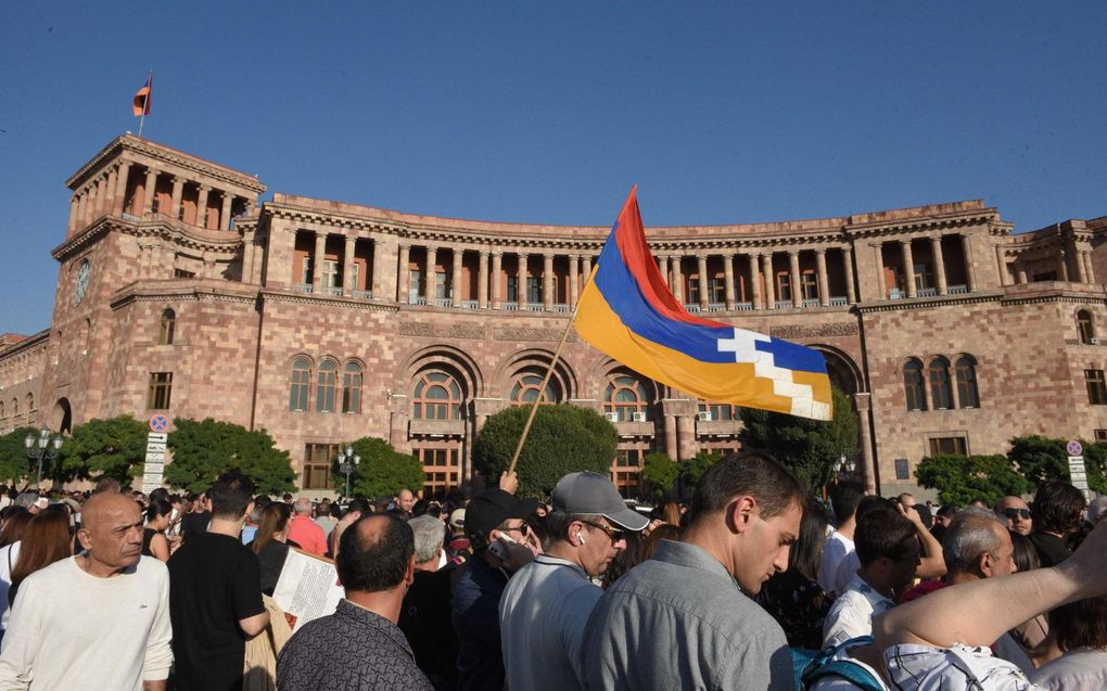 Armeniërs protesteren in de hoofdstad Jerevan om de regering ertoe te bewegen te reageren op de militaire operatie van Azerbeidzjan tegen de afgescheiden regio Nagorno-Karabach. beeld AFP, Karen MINASYAN