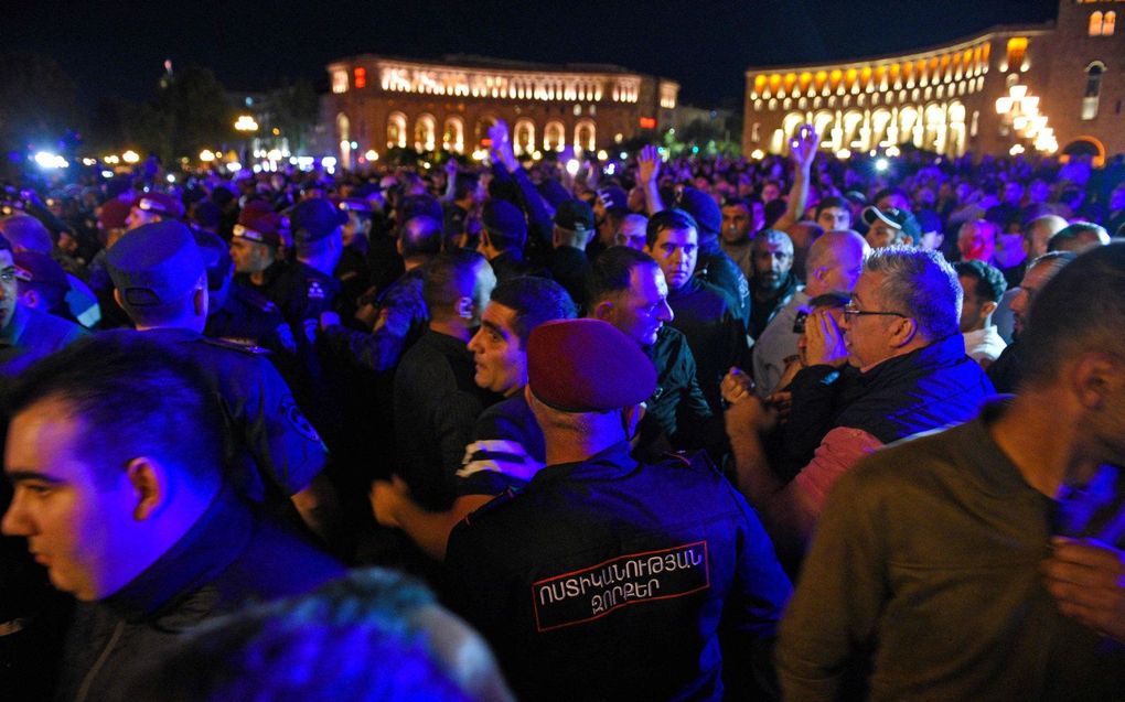 Demonstranten roepen in het centrum van Jerevan de Armeense premier Nikol Pashinyan op om af te treden. beeld AFP, Karen MINASYAN