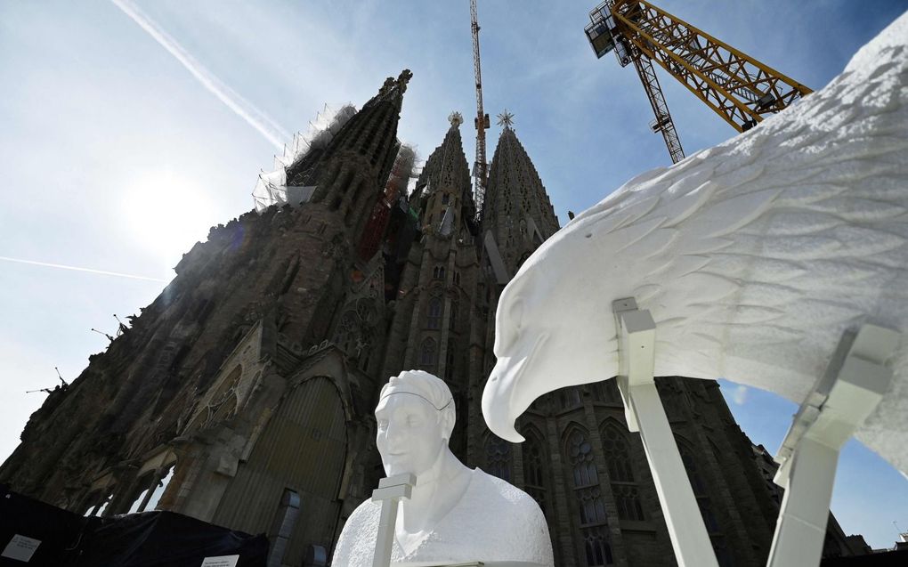 Jordi Fauli is de zevende architect-bouwmeester die werkt aan de beroemde Sagrada Familiakathedraal in het Spaanse Barcelona. Dinsdag presenteerde hij de nieuwe plannen voor de verdere bouw van de kerk die 140 jaar geleden begon. De kathedraal is een ontwerp van de bekende architect Antoni Gaudi (1852-1926). Dinsdag werden ook de beelden getoond die op 135 meter hoogte op de kerk zullen worden geplaatst. Het hoofd krijgt een plaats op de Evangelist Mattheüstoren en de adelaar komt op de Evangelist Johannest