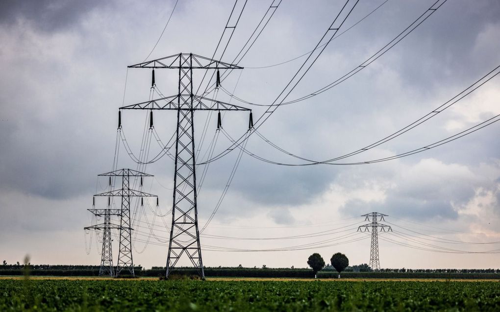 Hoogspanningsmasten in het Zeeuwse landschap. Grote bedrijven in Zeeland kunnen voorlopig geen nieuwe stroomaansluiting krijgen vanwege het volle stroomnet. beeld ANP, Jeffrey Groeneweg