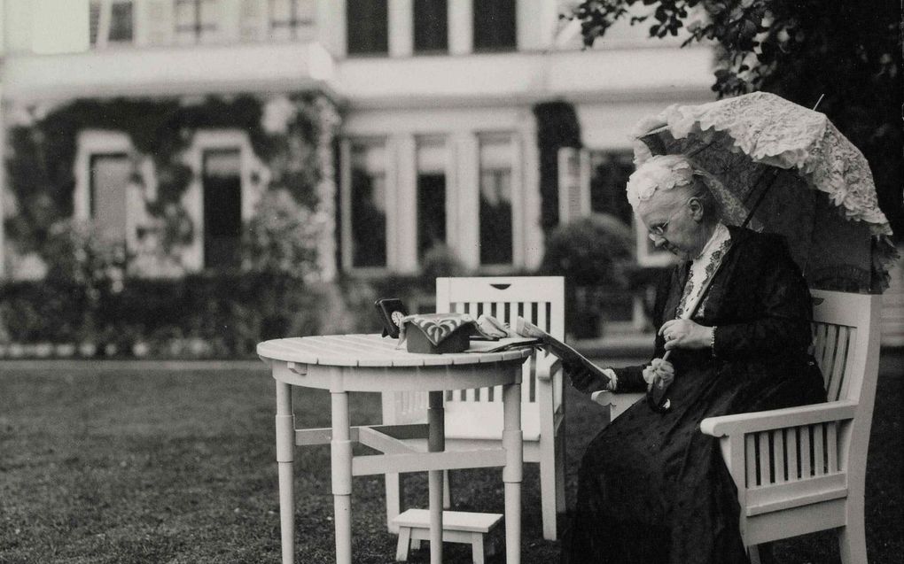 Koningin-moeder in de paleistuin. beeld Sothebys