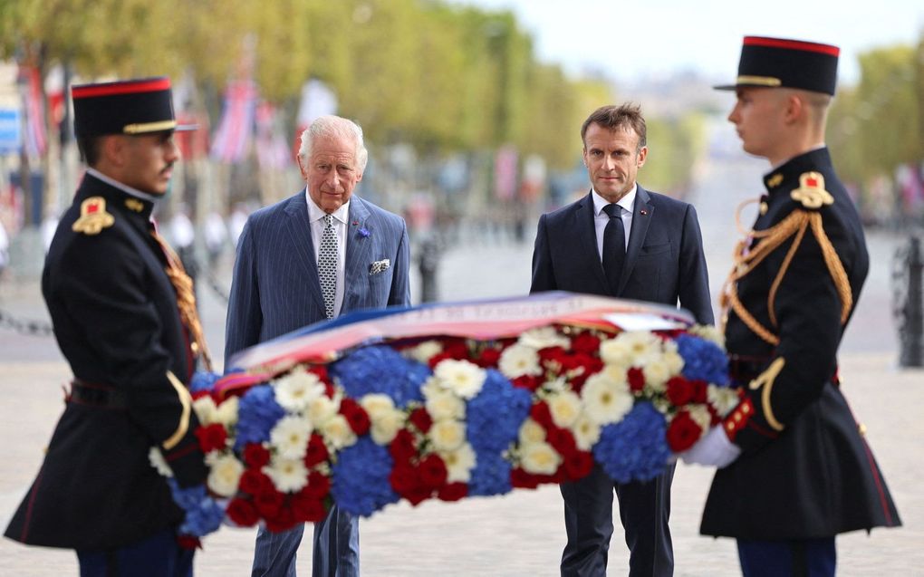 De Britse koning Charles en de Franse president Macron bij de Arc de Triomphe in Parijs. beeld AFP, Chris Jackson