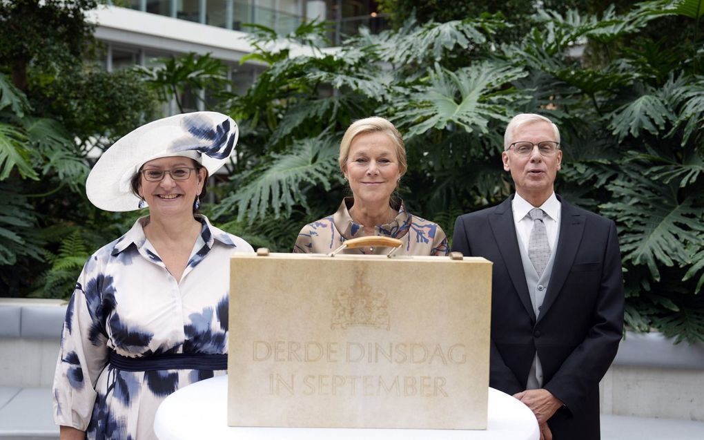 „Ook in de laatste Miljoenennota van het kabinet-Rutte IV wordt het geld over de balk gegooid.” Foto: minister Sigrid Kaag en de staatssecretarissen Aukje de Vries en Marnix van Rij bij het koffertje met de Miljoenennota. beeld ANP, Phil Nijhuis