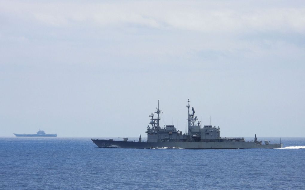 Vliegdekschip Shandong (l.) wordt in de gaten gehouden door een Taiwanees oorlogsschip. China gebruikte Shandong vorige week voor militaire oefeningen rond het eiland Taiwan. beeld AFP