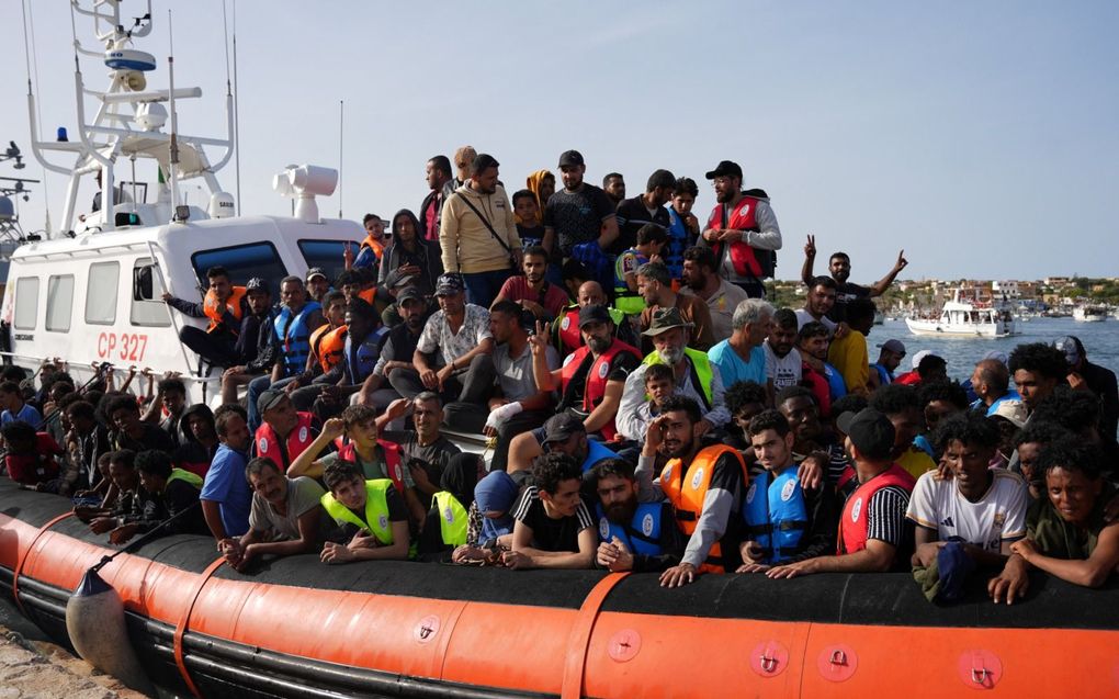 „Jaarlijks doen vele vluchtelingen en migranten mee aan een levensgevaarlijke tocht naar Europa.” Foto: migranten komen aan op het Italiaanse eiland Lampedusa. beeld AFP, Zakaria Abdelkafi