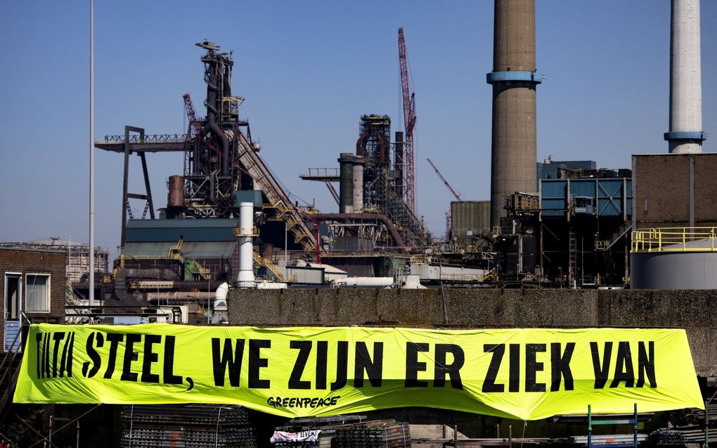 Klimaatactivisten demonstreren bij staalfabriek Tata Steel IJmuiden. beeld ANP, Ramon van Flymen