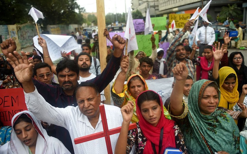 „In Pakistan is sprake van een steeds slechtere behandeling van christenen.” Foto: in de Pakistaanse stad Karachi protesteren christenen tegen het vernielen van kerken. beeld AFP, Rizwan Tabassum