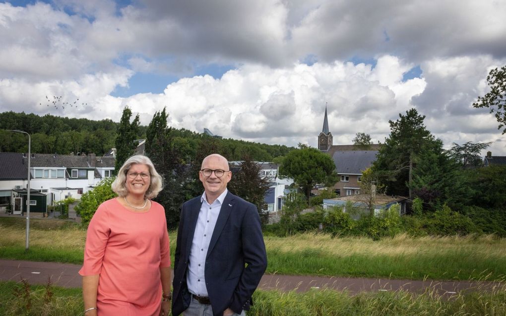 Elise van Dalfsen en Hans van Kooten, met op de achtergrond de Laankerk. beeld Henk Visscher