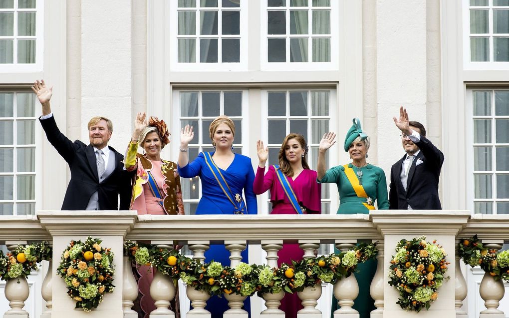 Koning Willem-Alexander, prinses Amalia, koningin Máxima, prinses Alexia, prinses Laurentien en prins Constantijn tijdens de balkonscene op Paleis Noordeinde. beeld ANP KOEN VAN WEEL