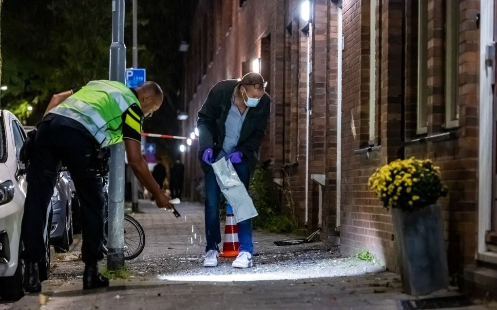 Onderzoek na een explosie aan de Jan Kobellstraat in de Rotterdamse wijk Delfshaven, in de nacht van woensdag op donderdag. Rotterdam wordt in toenemende mate geteisterd door vuurwerkbommen, die drugscriminelen neerleggen om hun vijanden te intimideren. beeld ANP, MediaTV
