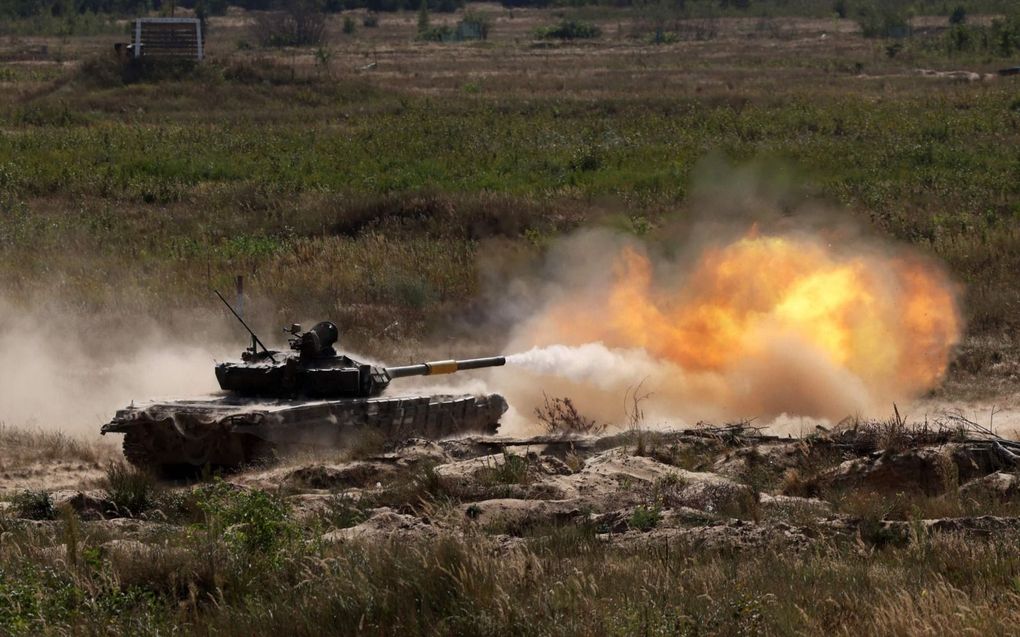 Een Oekraïense tank vuurt tijdens een oefening in de regio Charkiv. Oekraïne boekt maar moeizaam vooruitgang aan het front. beeld AFP, Anatolii Stepanov