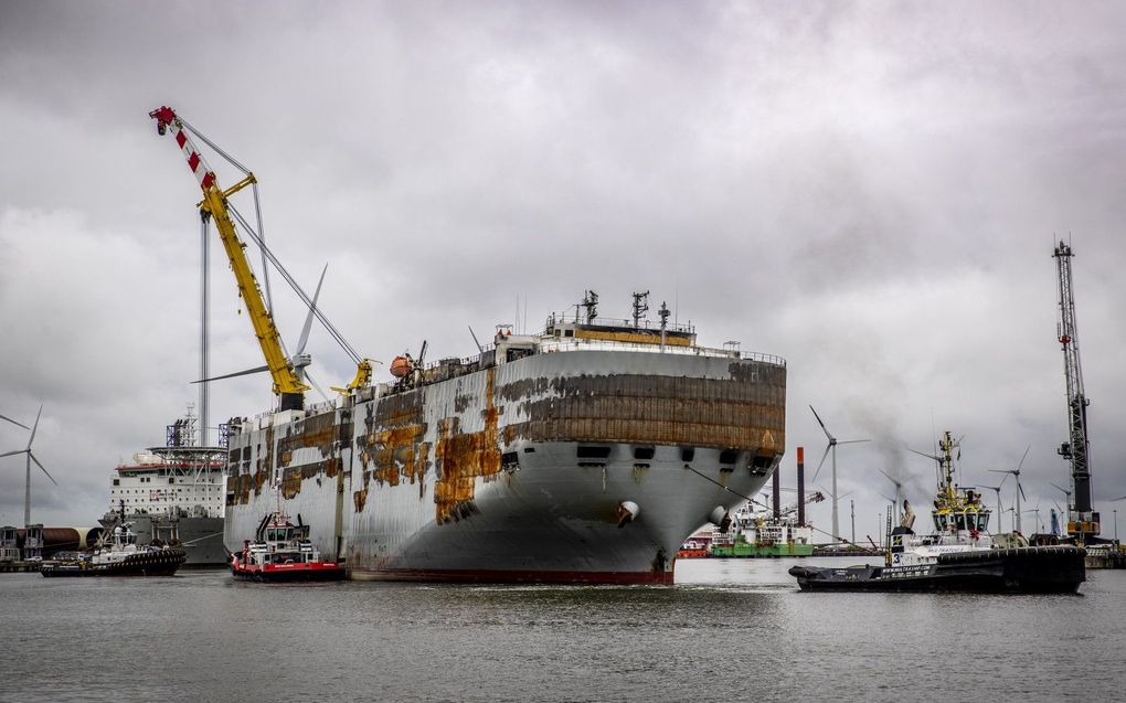 De Fremantle Highway wordt van de Eemshaven naar de haven van Rotterdam versleept. In de Rotterdamse haven wordt het vrachtschip verder ontmanteld. Eerder brak op het schip brand uit, ten noorden van Ameland. Er viel een dode en meerdere mensen raakten gewond. Het schip vervoerde op het moment van de brand ruim 3700 auto's. beeld ANP, Vincent Jannink