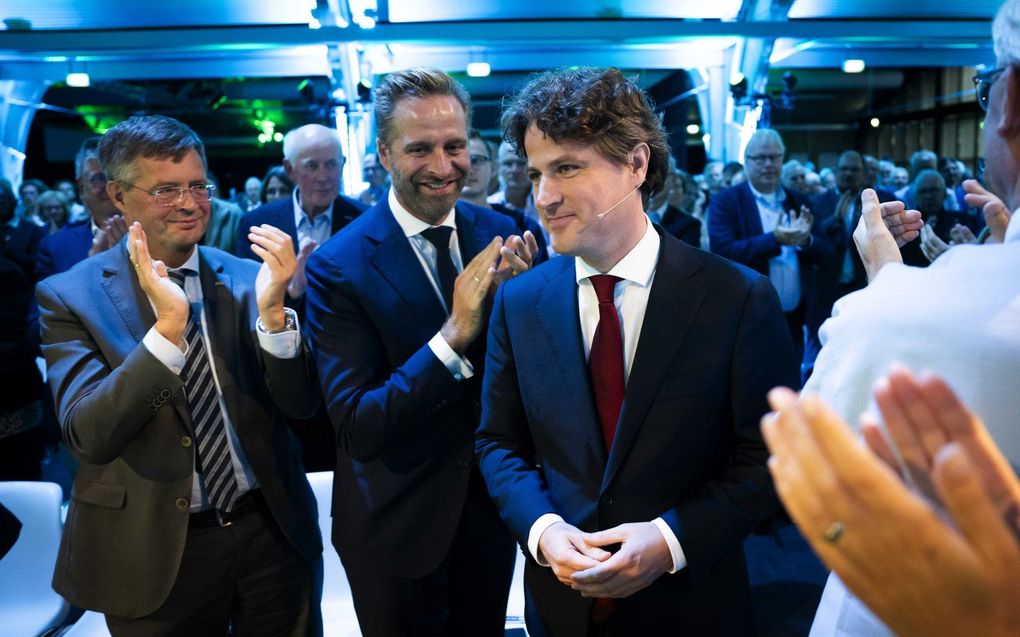 Oud-premier Balkenende (r.) en minister De Jonge (m.) applaudiseren voor CDA-lijsttrekker Henri Bontenbal (r.) beeld ANP, Jeroen Jumelet