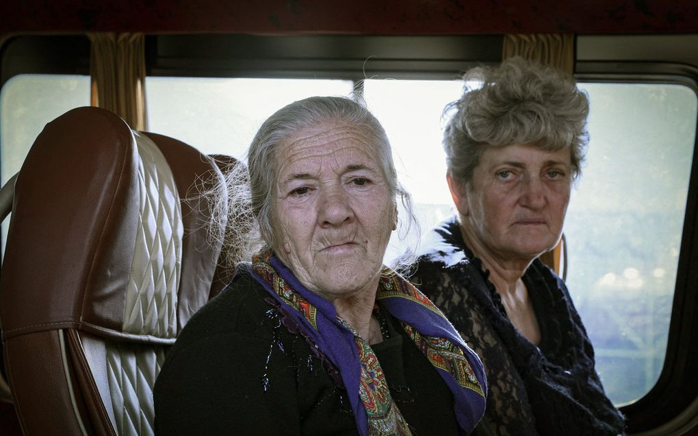 Vluchtelingen zitten in een bus nadat ze zich hebben geregistreerd bij een centrum van het Armeense ministerie van Buitenlandse Zaken, vlakbij de grensstad Kornidzor. De groep vluchtelingen uit Nagorno-Karabach kwam naar Armenië omdat Azerbeidzjan de regio aanviel. Beeld AFP, ALAIN JOCARD