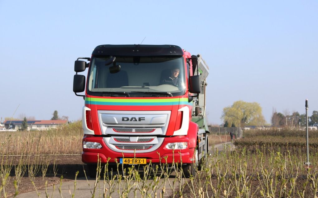 Ward Kooter rijdt stapvoets het terrein van een kweker af. beeld Sjaak van de Groep