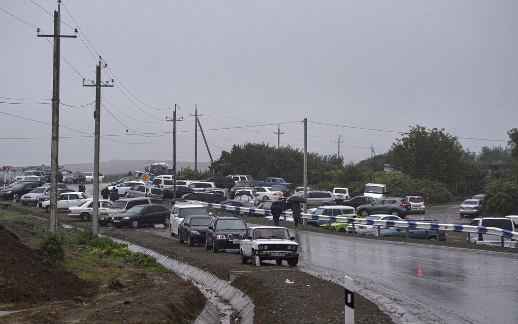 Vluchtende Armeniërs bij een registratiecentrum van het Armeense ministerie van Buitenlandse Zaken in de grensstad Kornidzor. beeld EPA, NAREK ALEKSANYAN