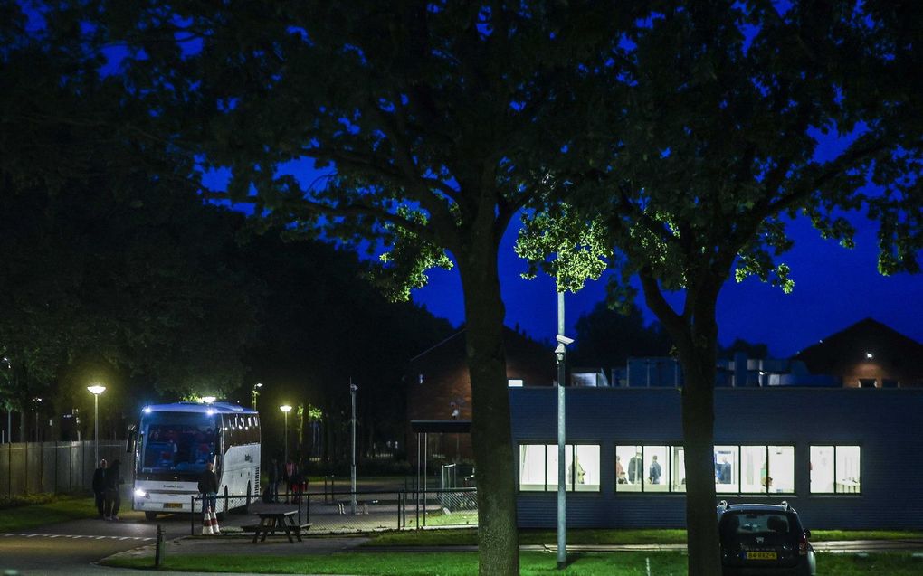 Een bus met asielzoekers bij het aanmeldcentrum van de Immigratie- en Naturalisatiedienst (IND) in Ter Apel. beeld ANP, VINCENT JANNINK