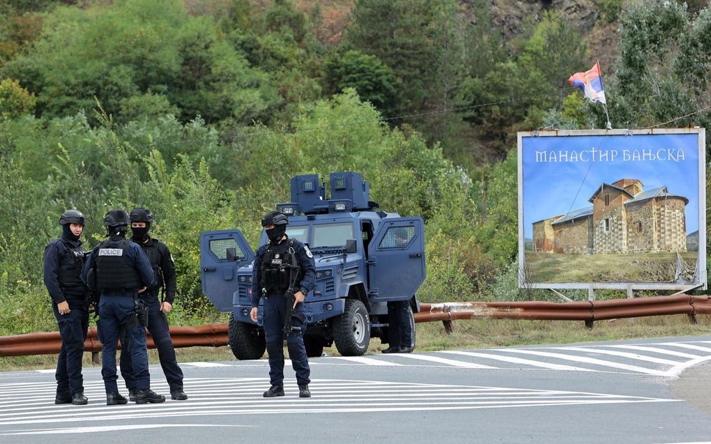 Eenheden van de Kosovaarse politie bewaken maandag de toegang tot het plaatsje Banjska, waar zondag een dodelijke schietpartij plaatshad. beeld EPA, Djordje Savic