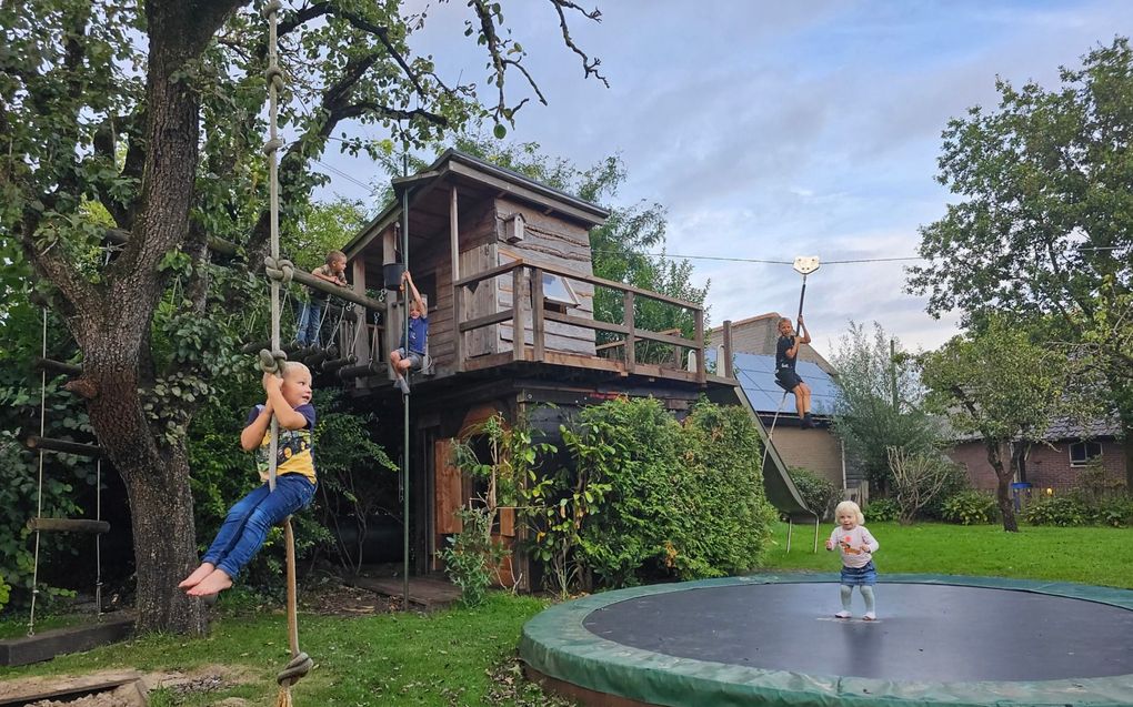 In en bij deze hut kunnen de vijf kinderen van de familie Van Maanen „slapen, spelen en relaxen”. Bij het onderkomen hoort ook een heus dakterras. beeld familie Van Maanen