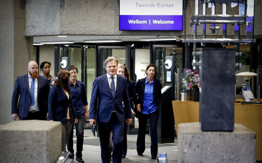 Pieter Omtzigt, lijsttrekker van Nieuw Sociaal Contract, onderweg naar de presentatie van de Tweede Kamer kandidatenlijst van de partij in Nieuwspoort. beeld ANP, Robin van Lonkhuijsen