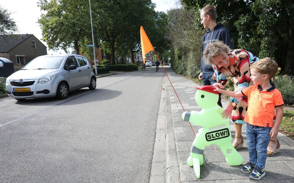 Liselore van de Bos plaatst met twee van haar kinderen een zogeheten verkeersmaatje langs de 44 Ri-Straat in Ochten. beeld VidiPhoto