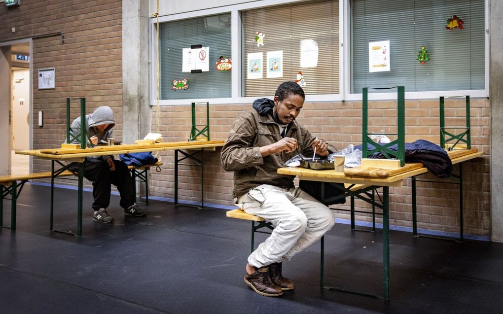 Een dakloze in een noodopvang. Volgens het CBS is het aantal daklozen vorig jaar gedaald. Opvangorganisaties spreken de conclusies van het statistiekbureau tegen. beeld ANP, Ramon van Flymen