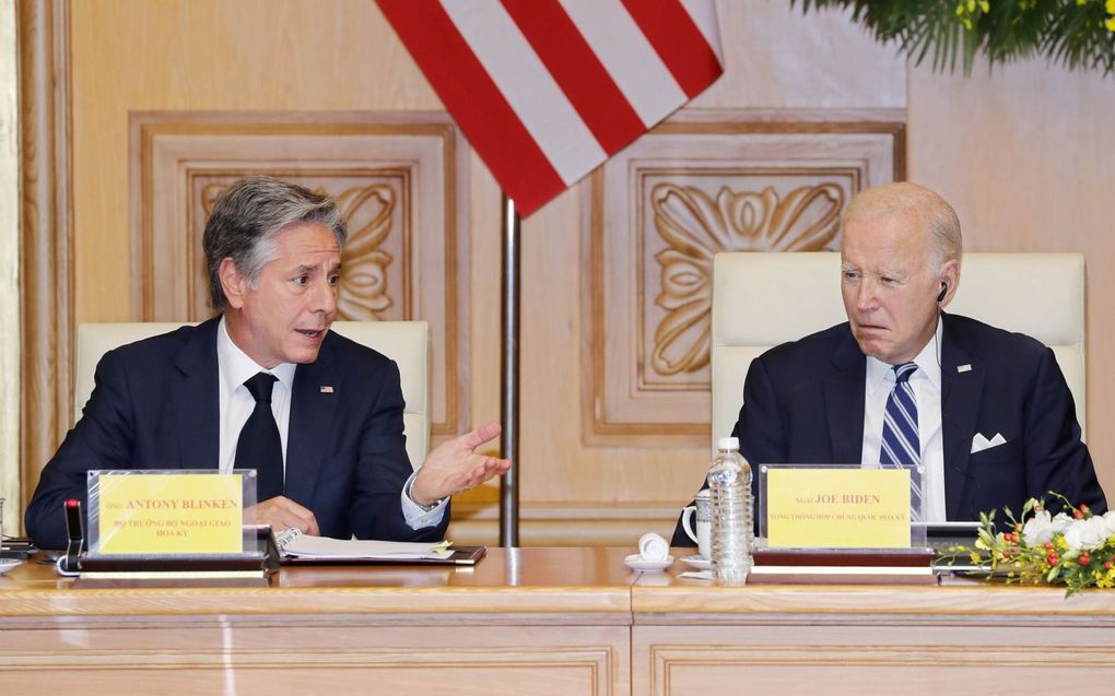 De Amerikaanse minister van Buitenlandse Zaken Antony Blinken (l.) met de Amerikaanse president Joe Biden, 11 september in Vietnam. beeld EPA, Minh Hoang